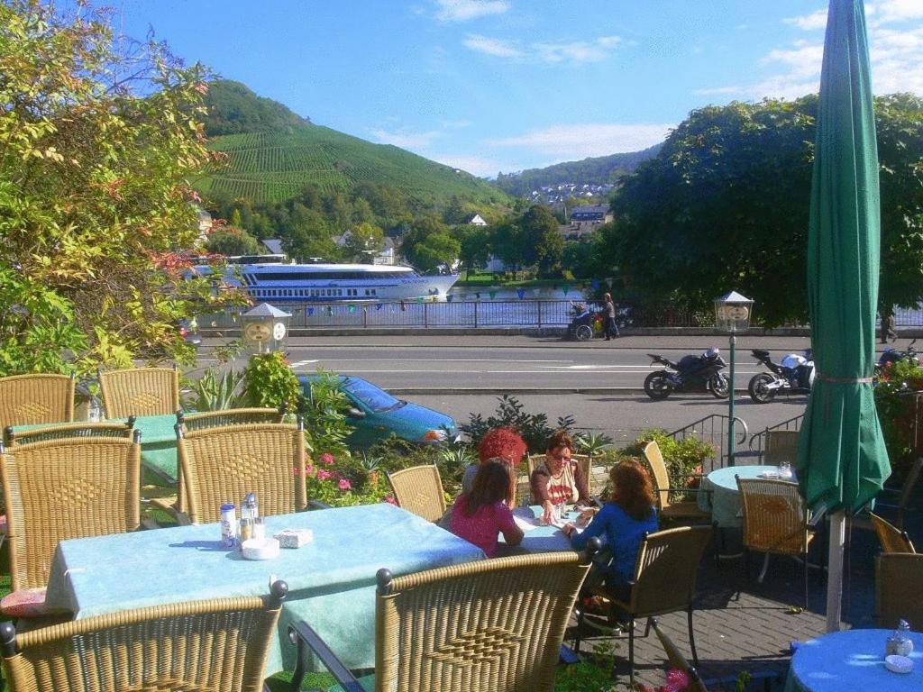 Panorama-Cafe Moselgarten Alf Buitenkant foto