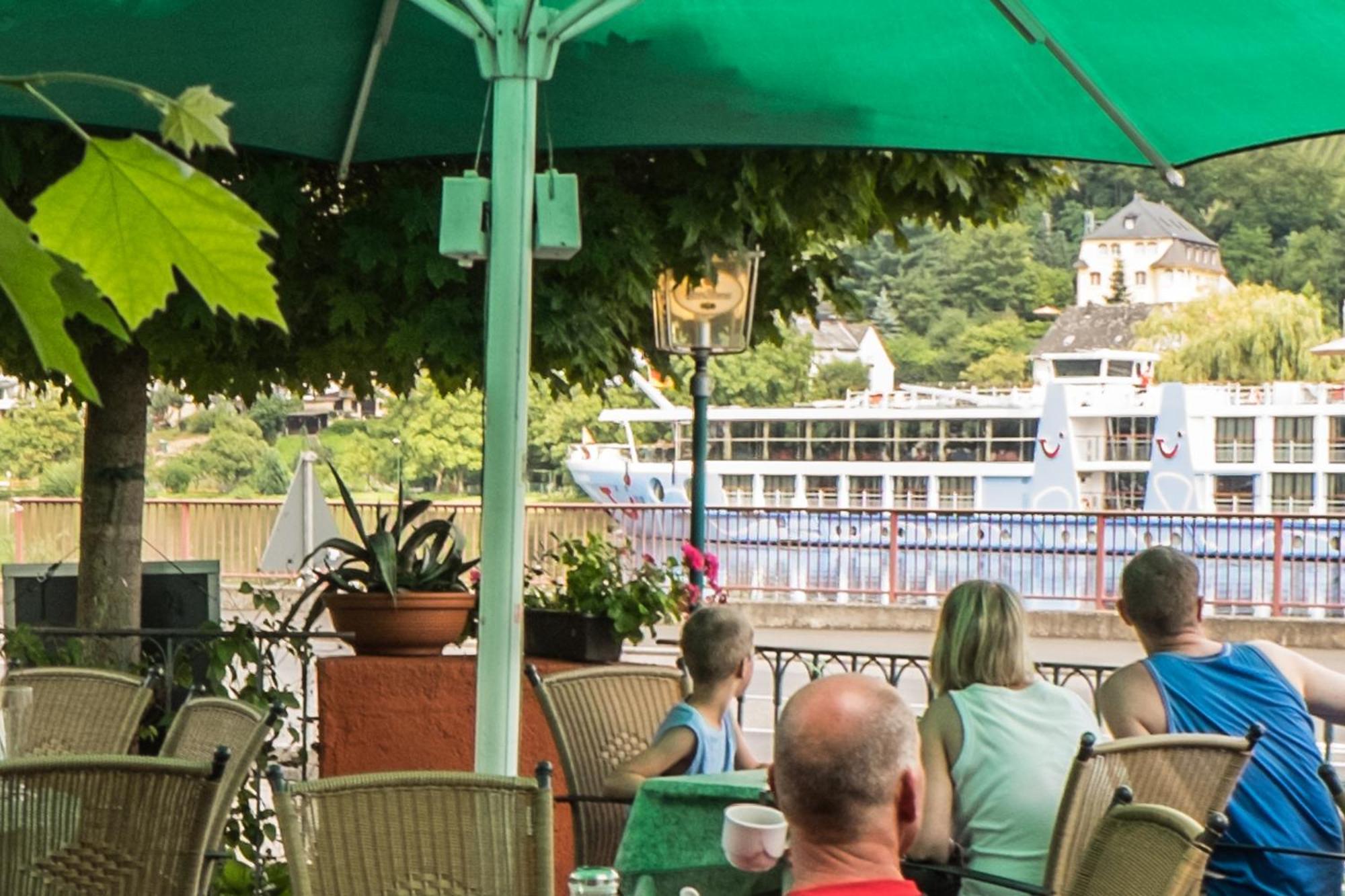 Panorama-Cafe Moselgarten Alf Buitenkant foto