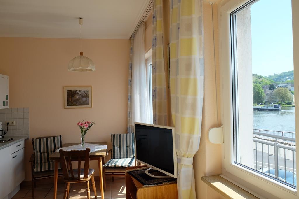 Panorama-Cafe Moselgarten Alf Buitenkant foto